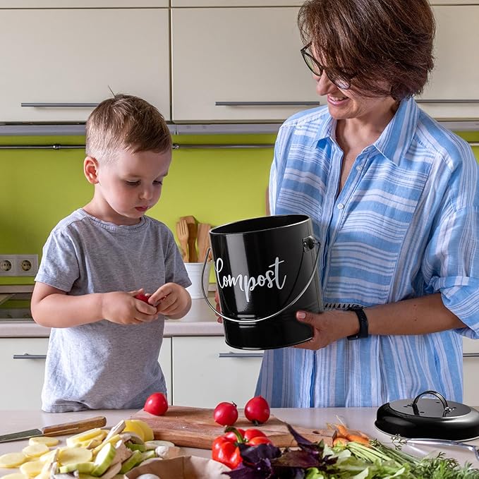 Compost Bin Kitchen, 1.3 Gallon Farmhouse Kitchen Compost Bin Countertop, Indoor Countertop Compost Bucket with Lid and Charcoal Filters, Black